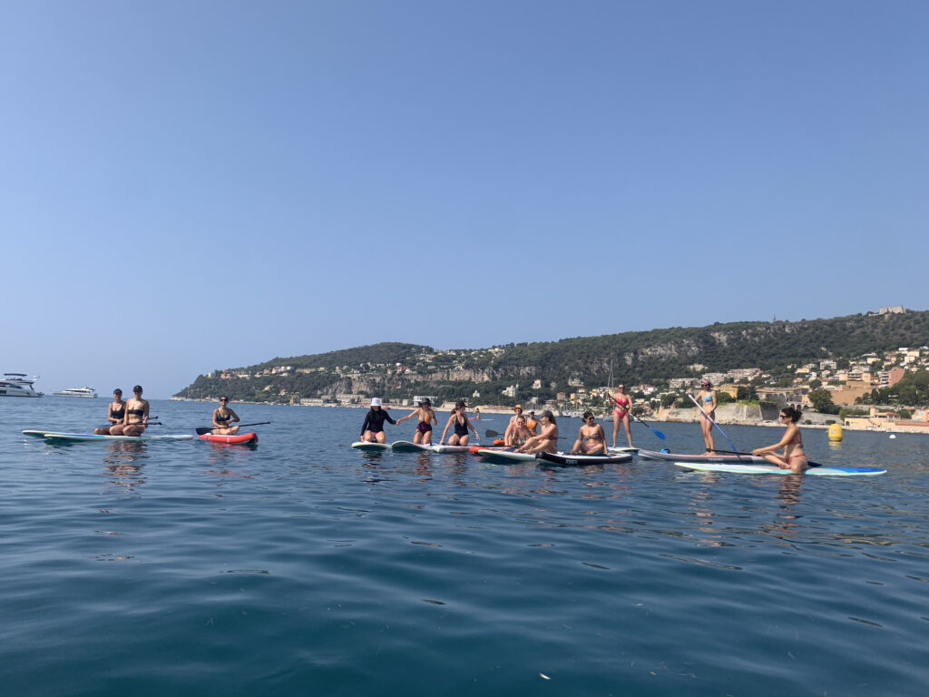 Pratique de yoga paddle à Nice sur une planche, équilibre et sérénité en pleine nature avec Alicia Fieschi