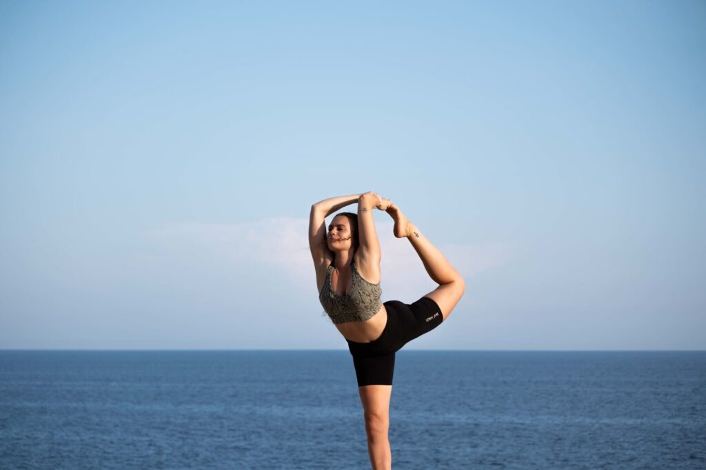 Alicia Fieschi guidant un cours de yoga vinyasa en plein air